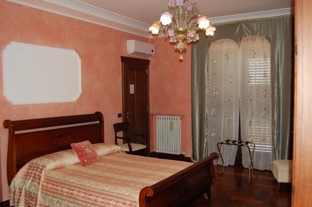 سوفيراتو مارينا B&B Villa Francesca الغرفة الصورة